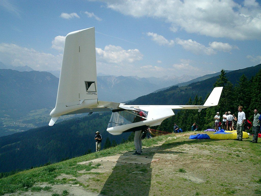 1024px-Swift'Lite_glider_foot_launched_glider_prior_to_take-off.jpg