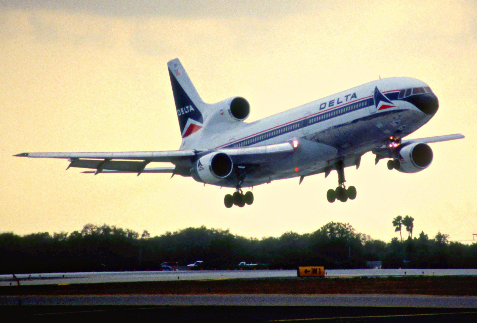 10bl_-_Delta_Air_Lines_Lockheed_L-1011_TriStar_250;_N737D@TPA;27.01.1998_(6138548678).jpg