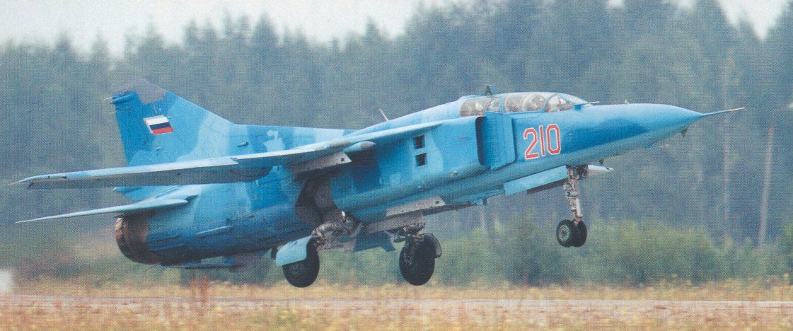 7.MiG-23UB-VVS-Rossii-vzletaet..jpg