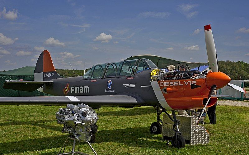 800px-Yak-52_with_V12_the_diesel_RED_A03_engine_9812947173.jpg