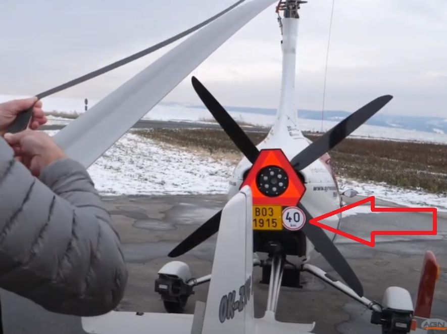 автожир по дороге.jpg