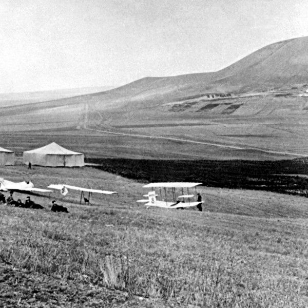 Lager-uchastnikov-I-Vsesoyuznyh-planernyh-ispytanij.-600x600.jpg Lager-uchastnikov-I-Vsesoyuznyh-planernyh-ispytanij.-600x600.jpg