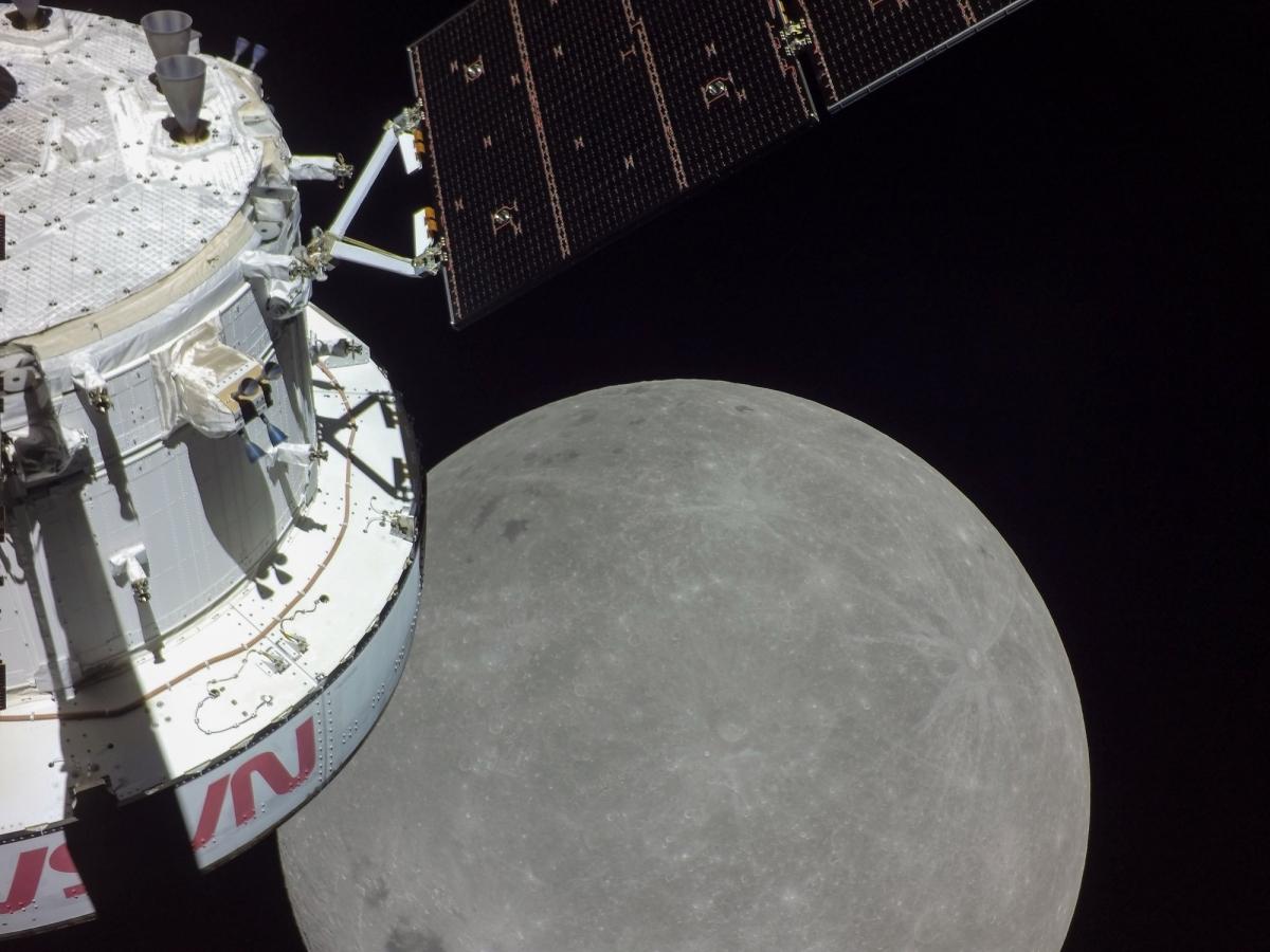 nasa-orion-spacecraft-makes-closest-flyby-moon-130-kms-distance.jpg