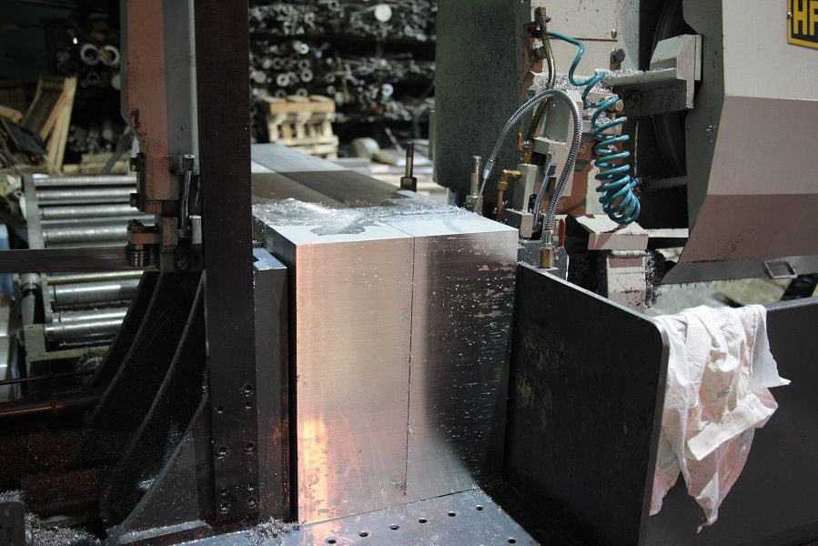 Процесс резки алюминиевых плит на прямые заготовки..JPG