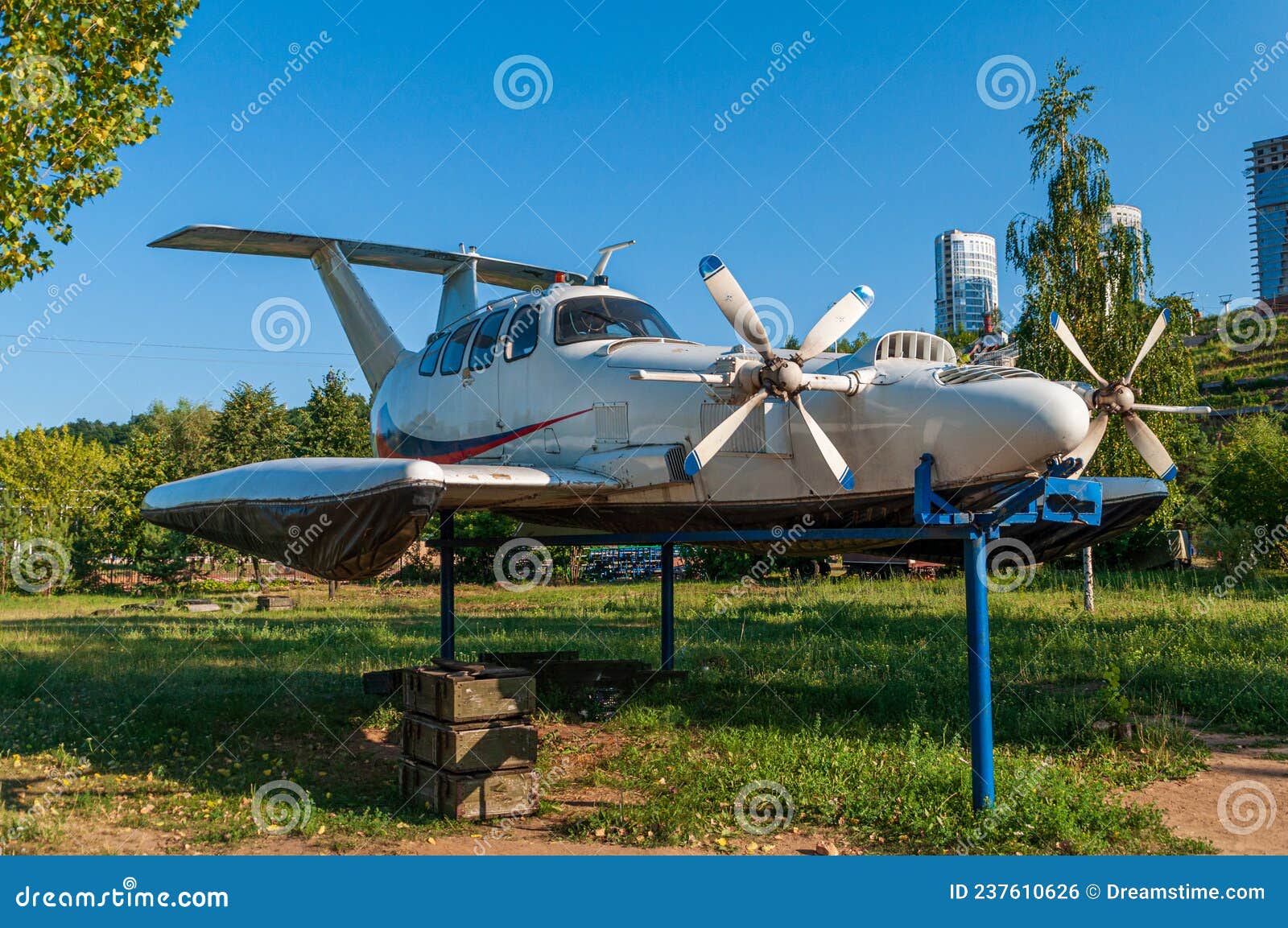 small-ekranoplan-aquaglide-small-ekranoplan-aquaglide-passenger-five-seater-screw-ekranoplan-s...jpg