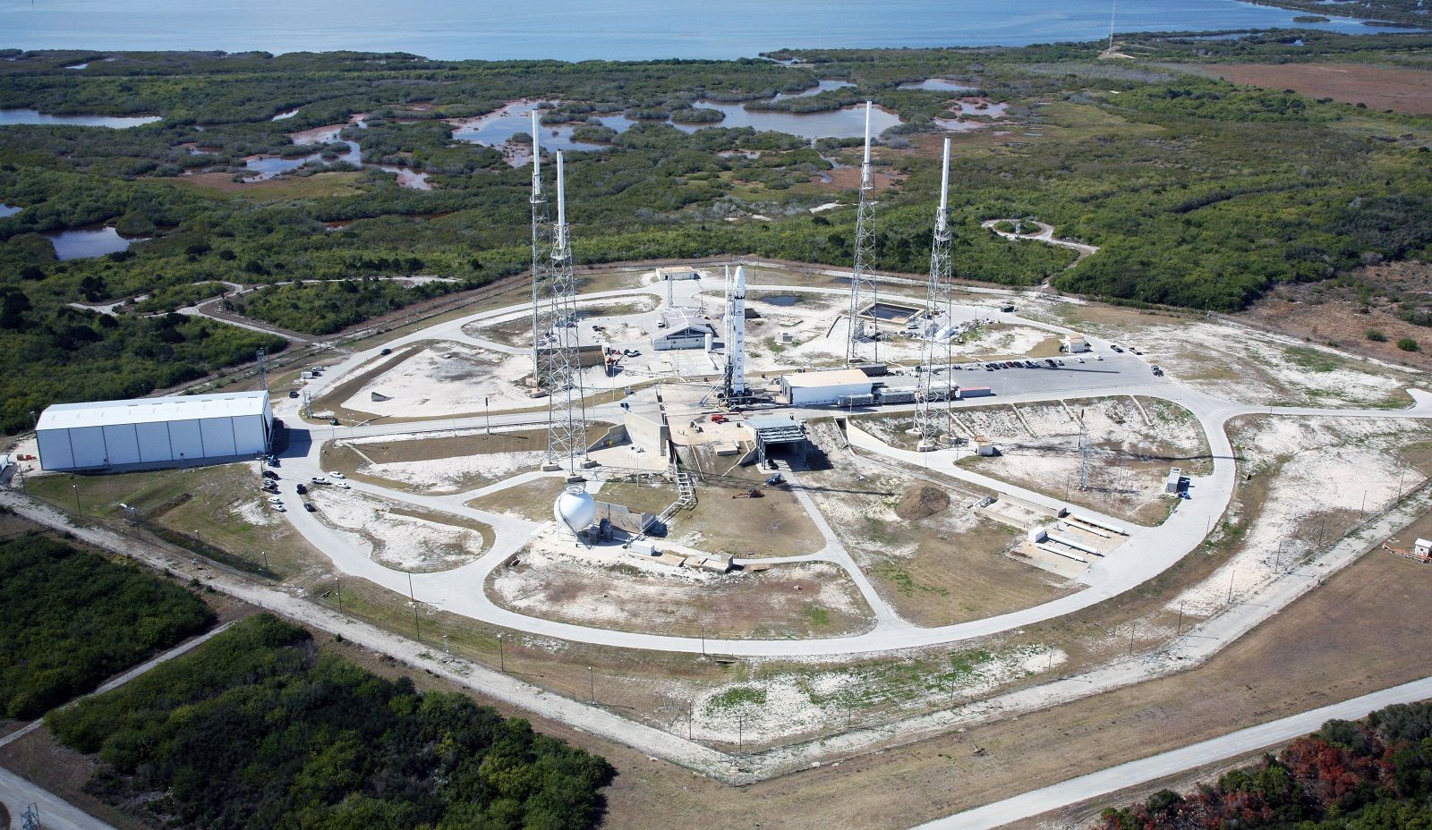 Space_Launch_Complex_40_at_Cape_Canaveral_(aerial)_1.jpg