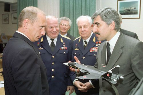 Su-47_model,_Pogosyan,_Putin_(2002).jpg