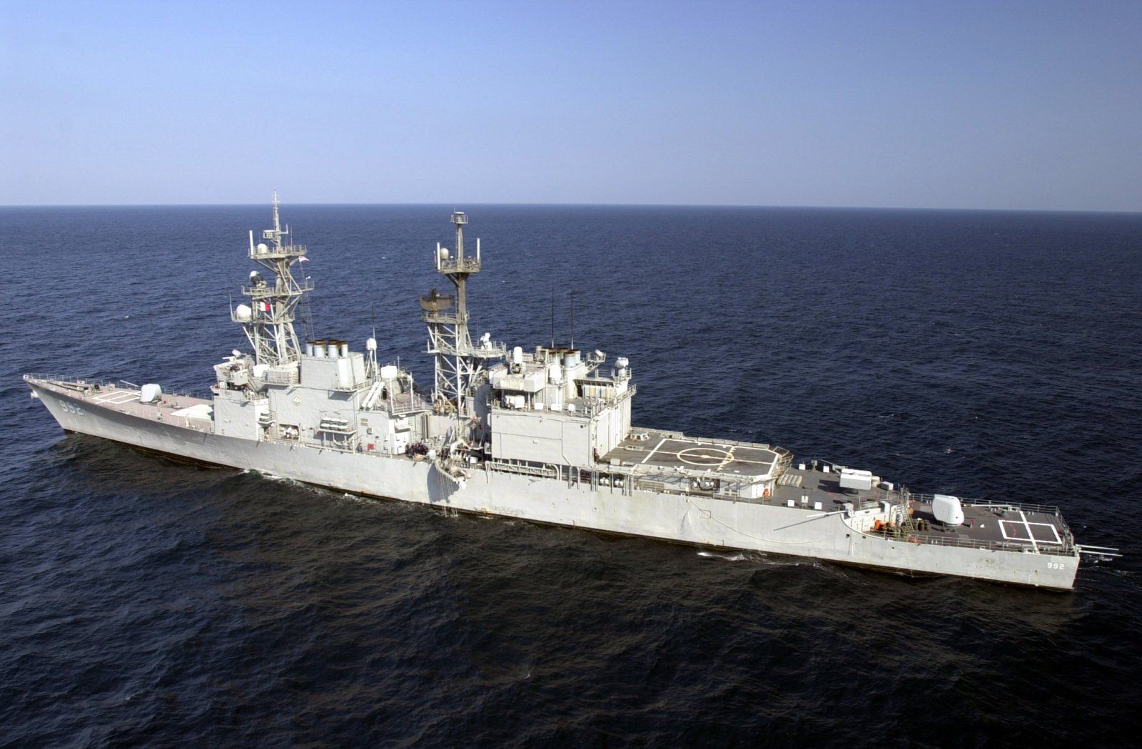 US_Navy_001112-N-2147W-029_USS_Fletcher_(DD_992)_underway.jpg
