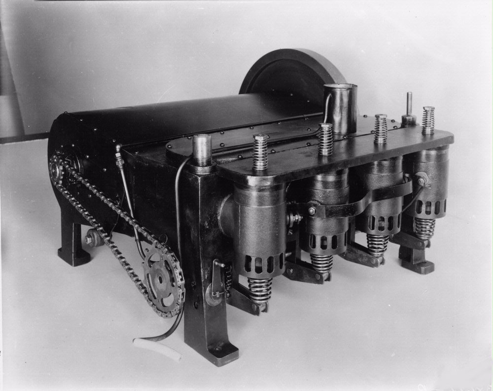Wright_1903_engine-Smithsonian-01.jpg