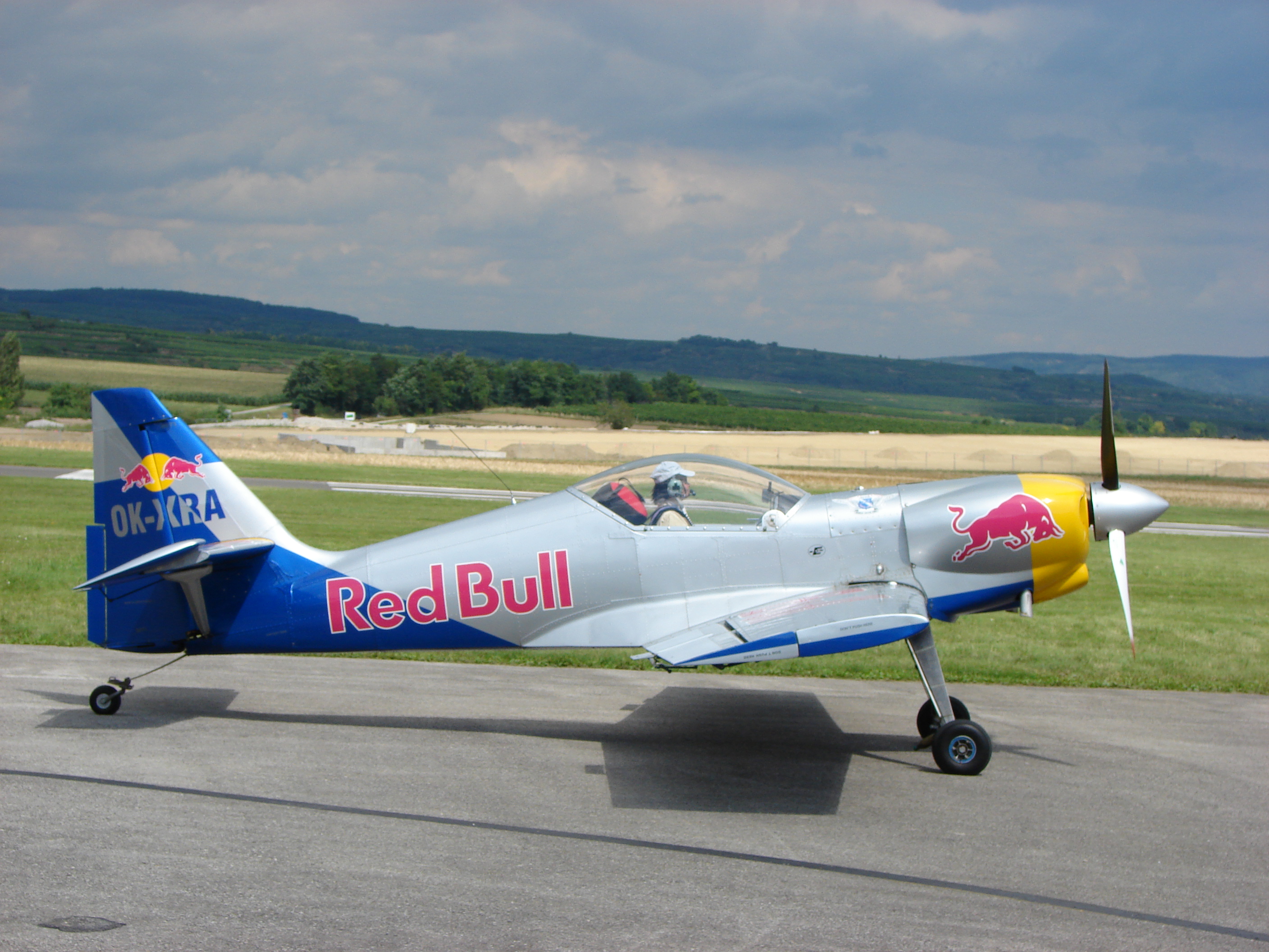 Flying_Bulls_Aerobatics_Team_ZlinZ50LX.jpg