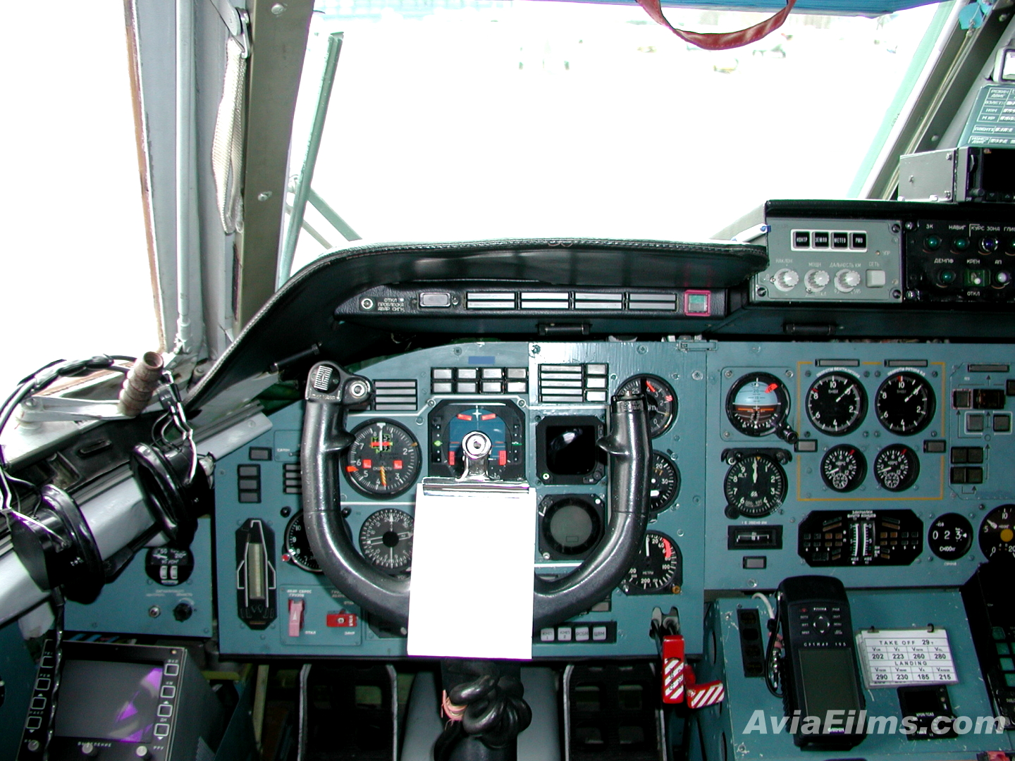 an-72-cockpit.jpg