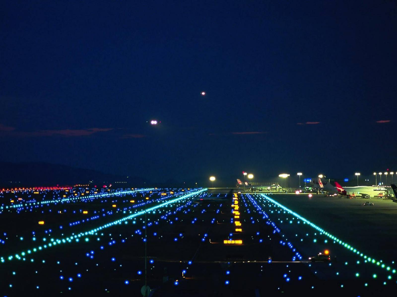 nochnoy_aeroport_1600x1200.jpg