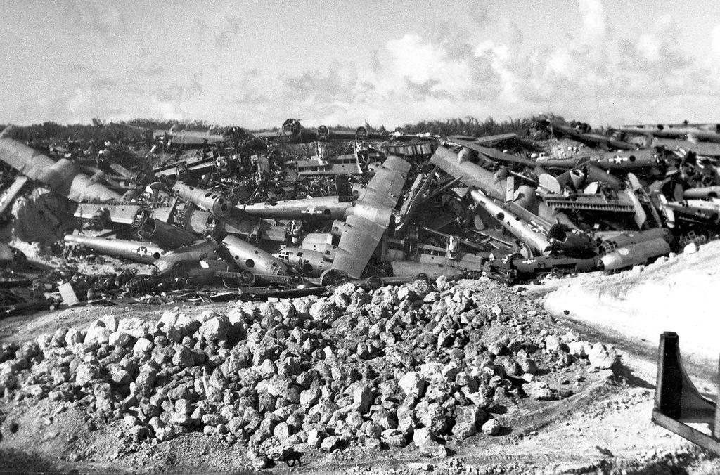 Tinian-scrapped_B-29s_-_1946.jpg