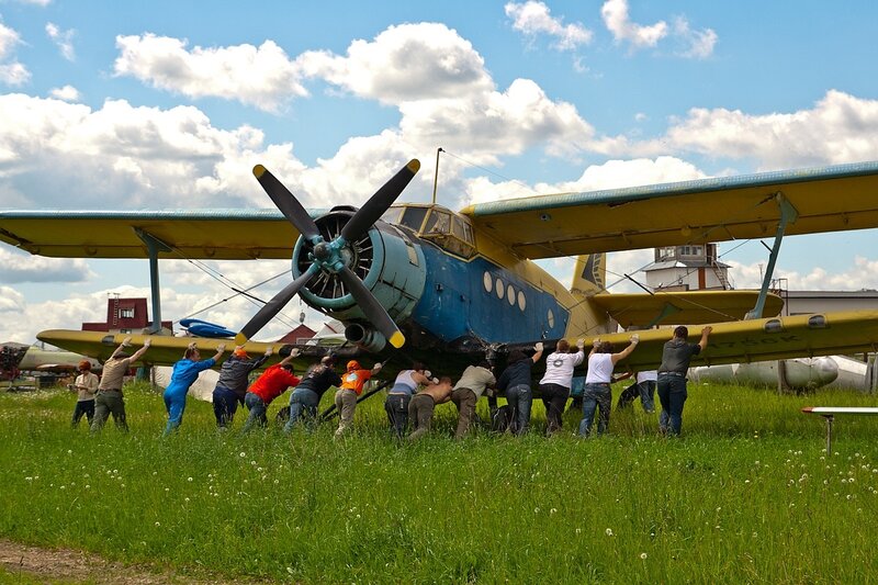 Аэродром большое грызлово. Бортмеханик ан2. Аэродром Грызлово. Самолет АН 2 Калужская область Павлово аэродром.