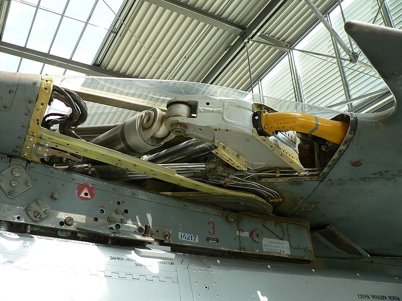 800px-Aircraft_engine_MiG-23_sweep_wing_mechanism.jpg