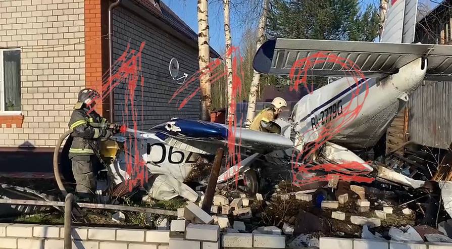 В Коми самолёт упал рядом с жилым домом
